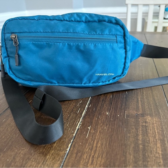 Travelon RFID waistpack - Picture 9 of 14